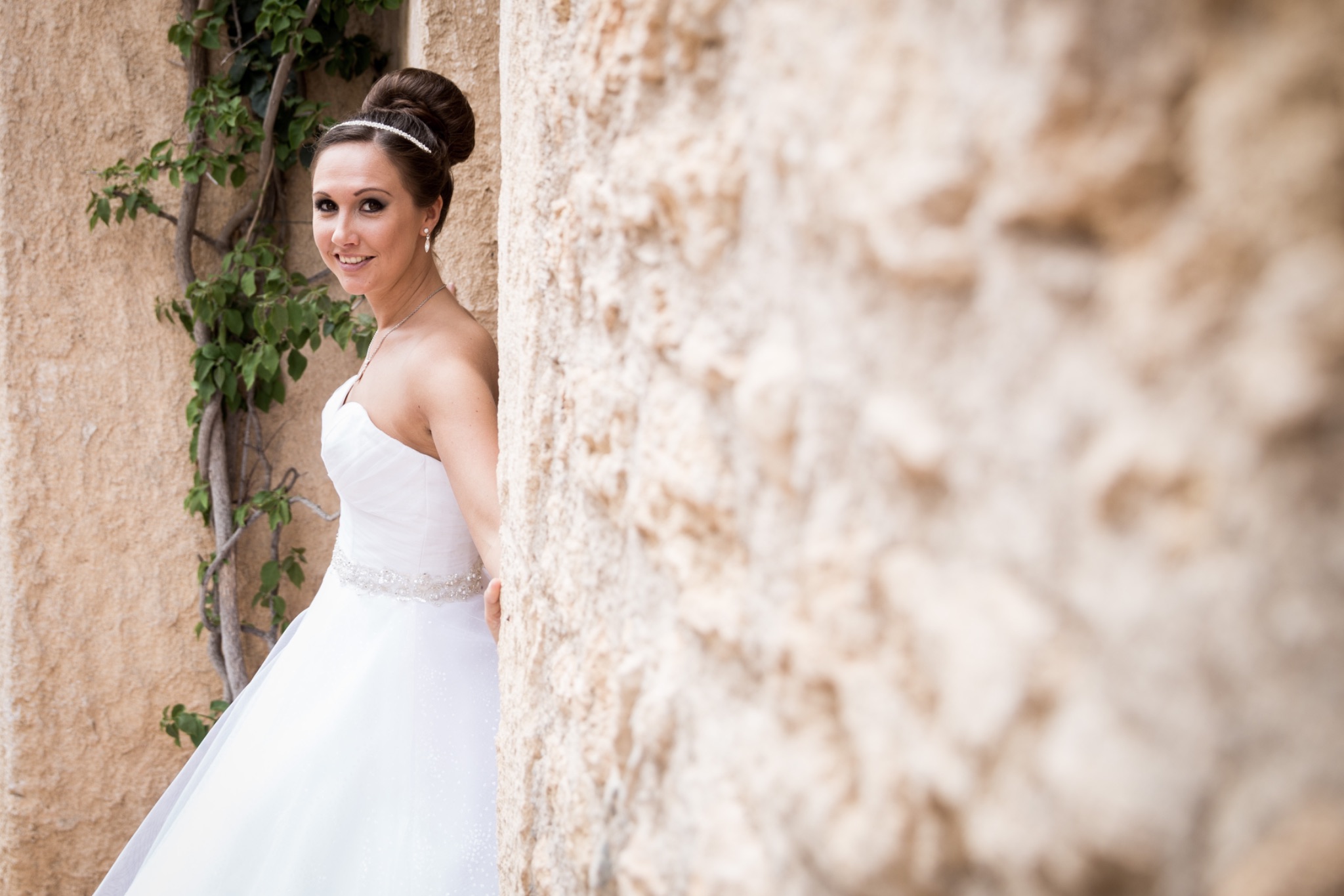 Afterwedding mallorca braut an wand gelehnt