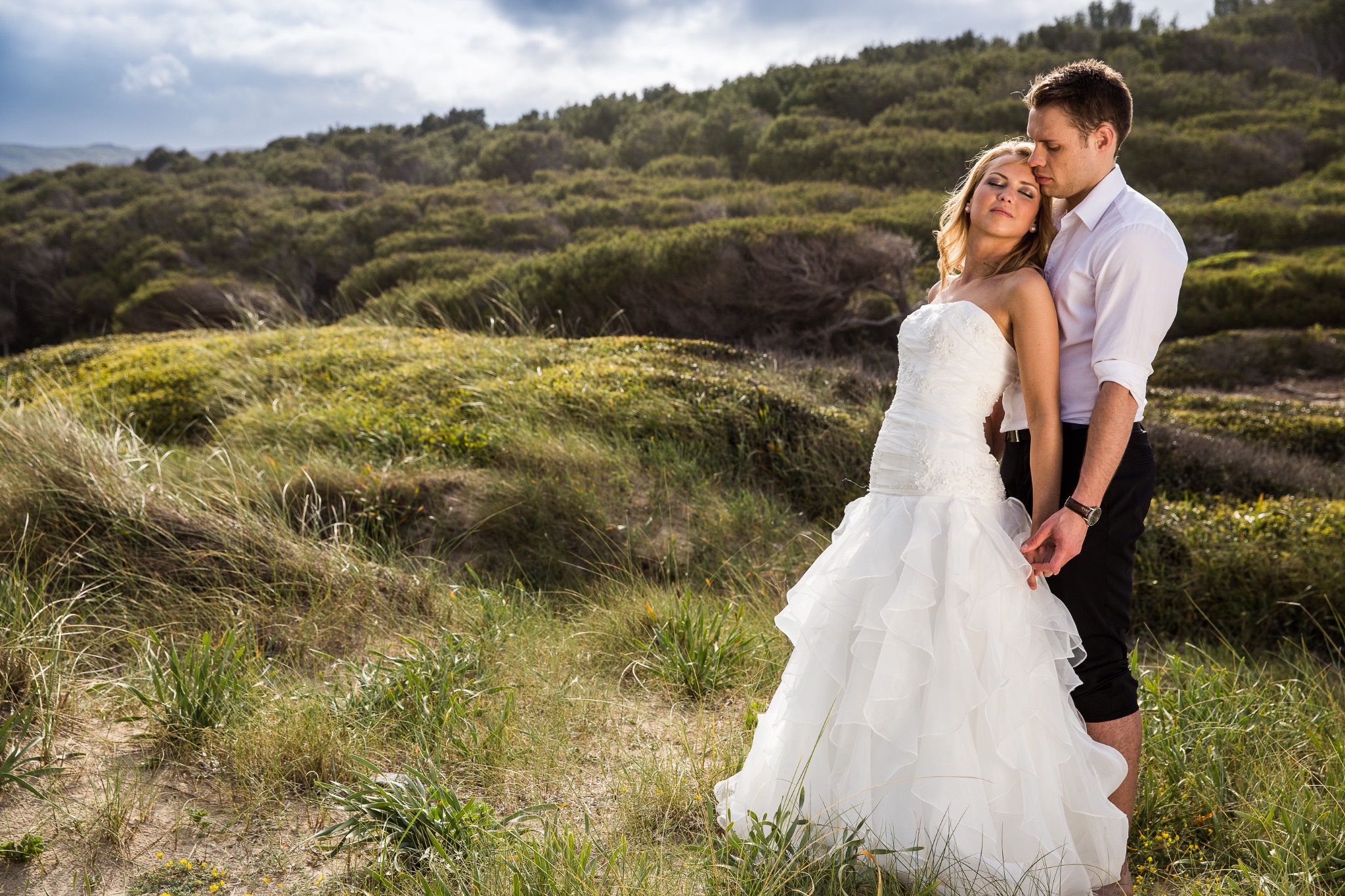 Afterwedding mallorca braut lehnt an braeutigram natur