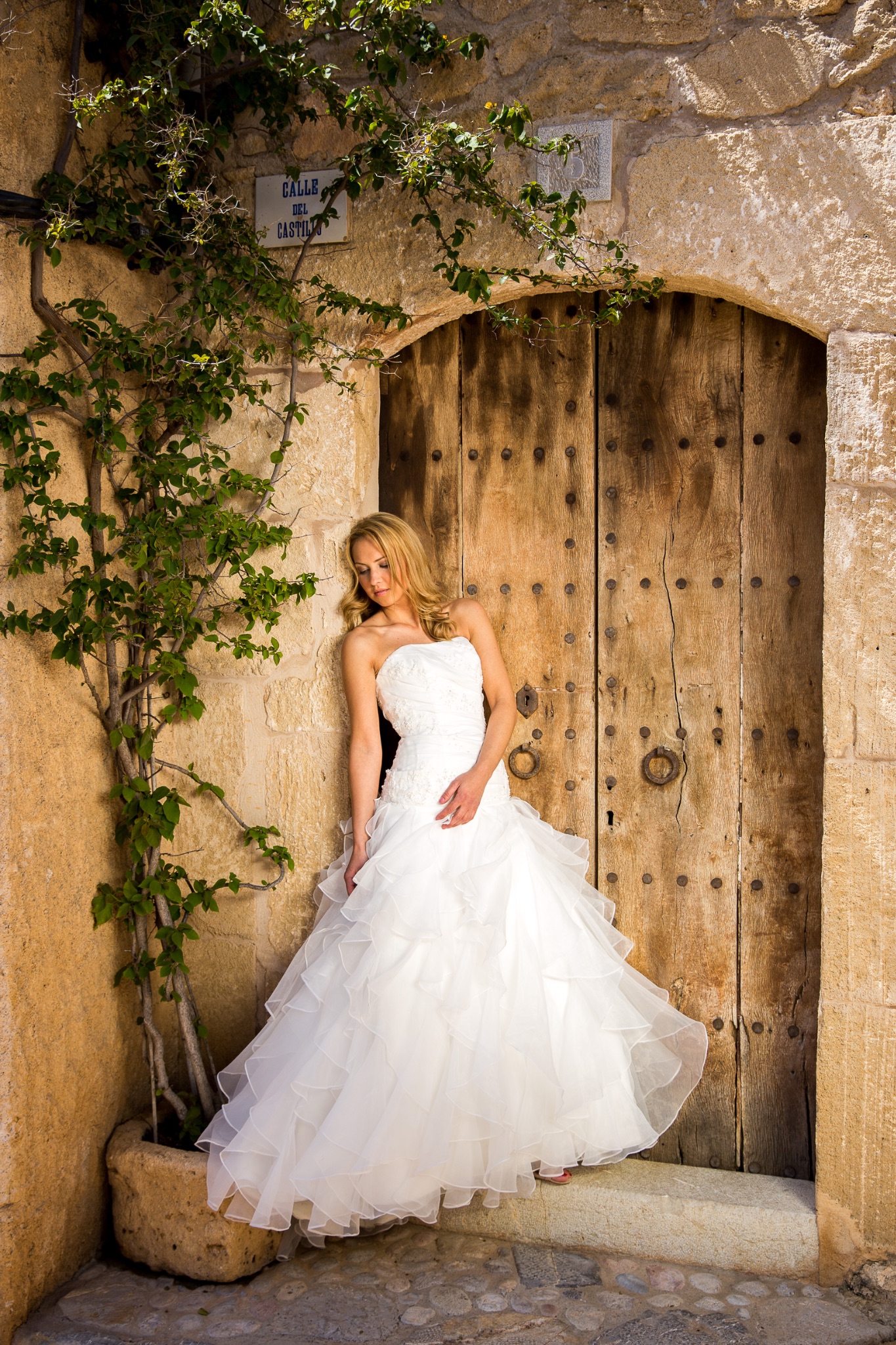 Afterwedding mallorca braut lehnt in tuer augen geschlossen