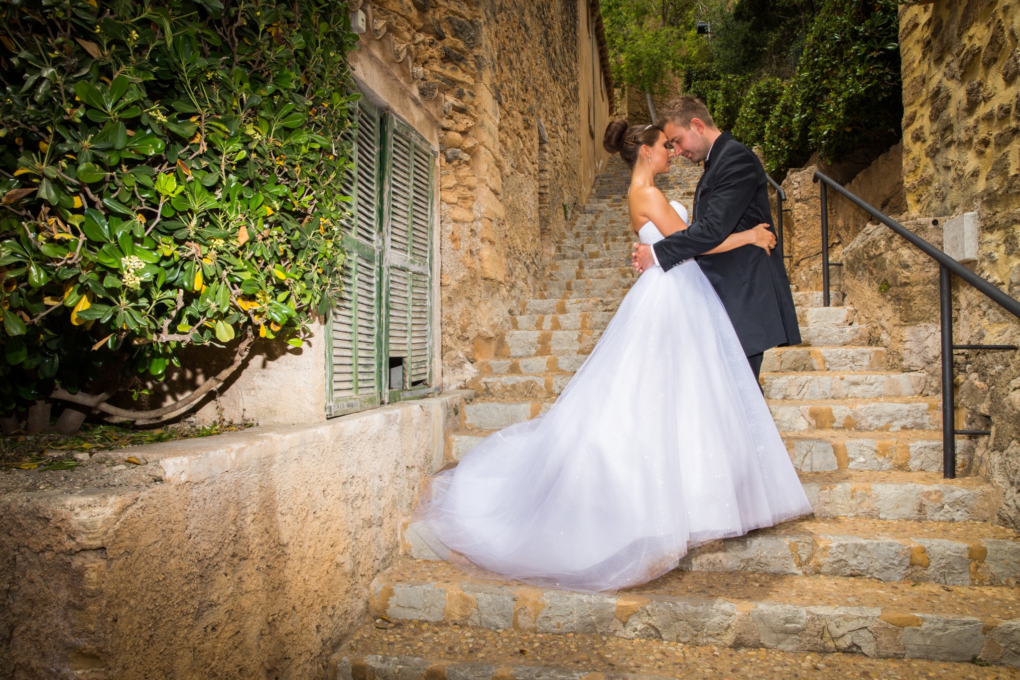 Afterwedding mallorca brautpaar auf treppe stirn an stirn