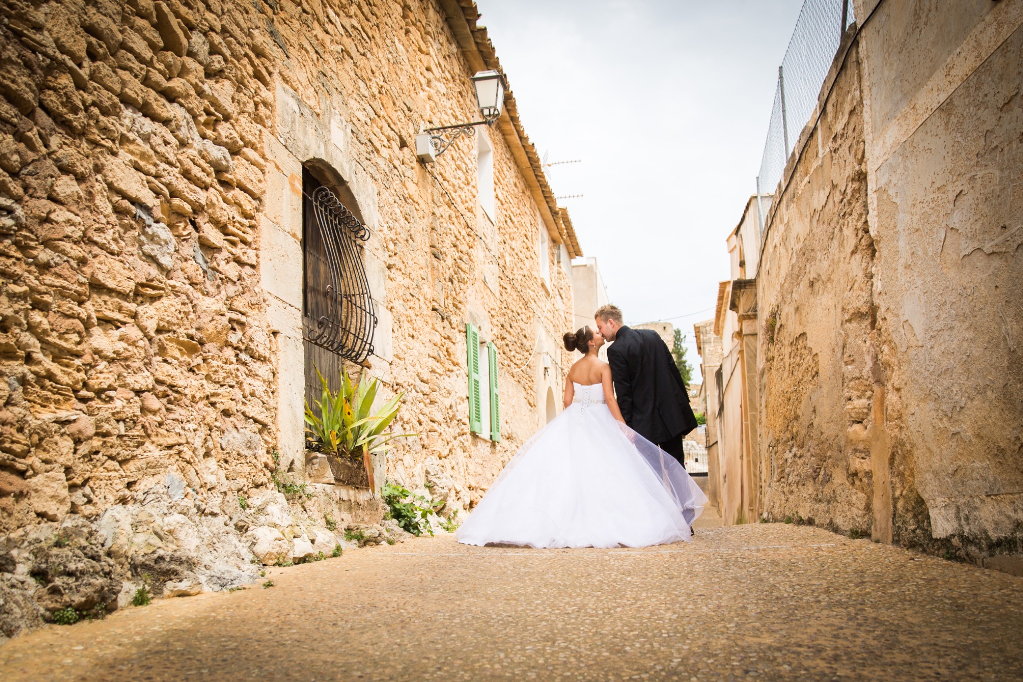 Afterwedding mallorca brautpaar in gasse kuessend