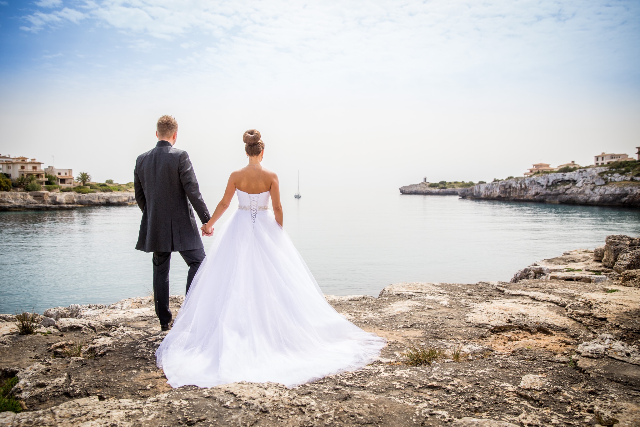Afterwedding mallorca brautpaar schaut auf das meer