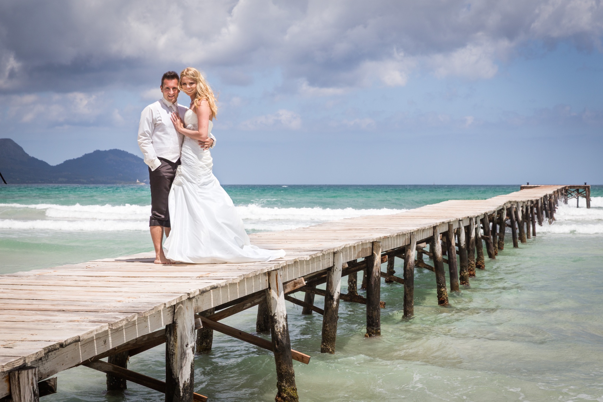 Afterwedding mallorca brautpaar steht auf steg ins meer