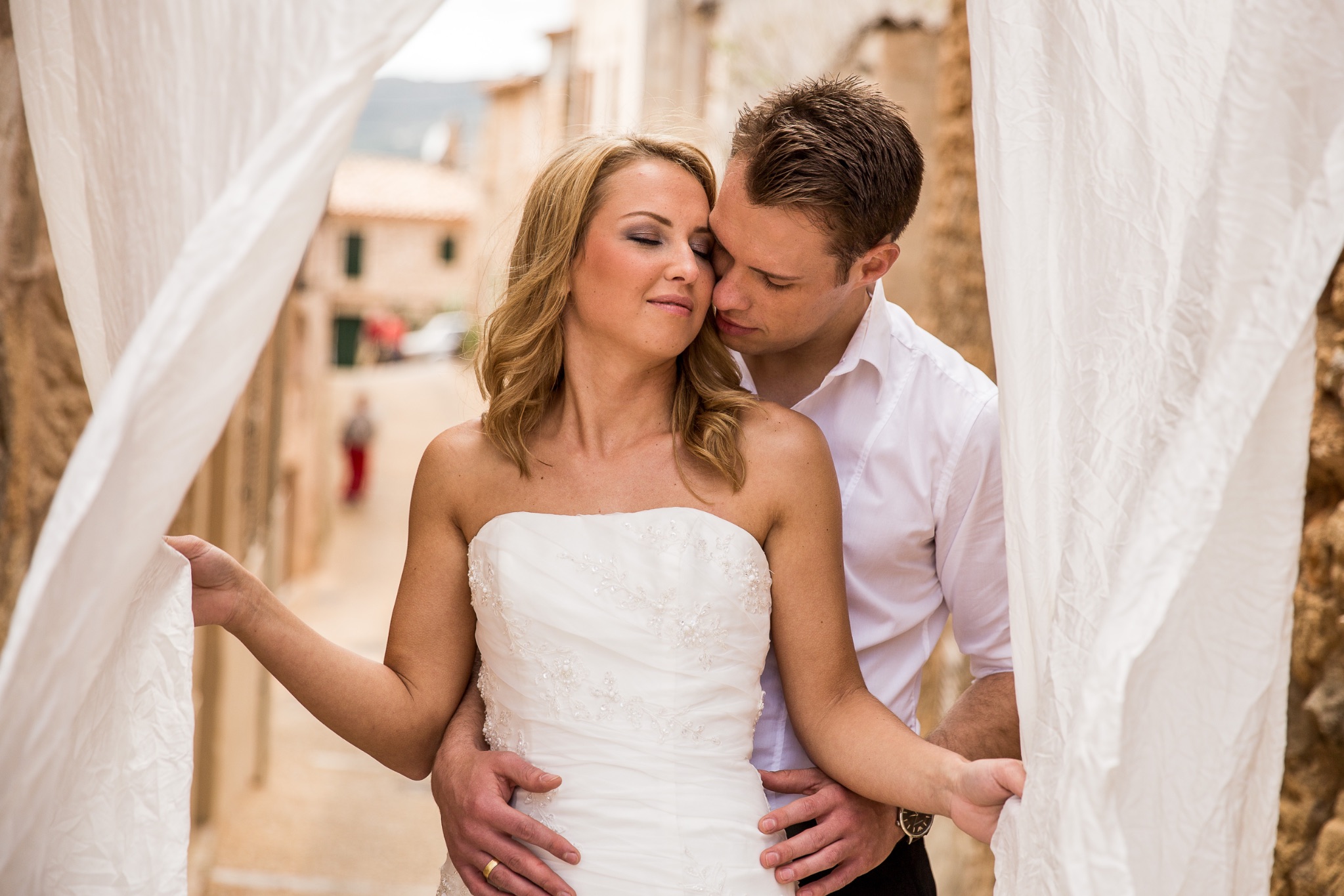 Afterwedding mallorca brautpaar wehende tuecher
