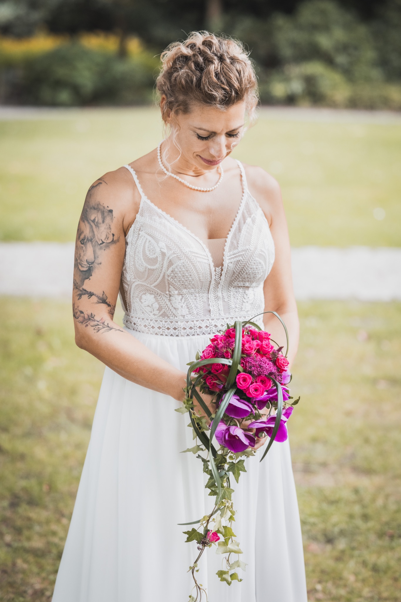 Hochzeitportrait baut nach unten schauend