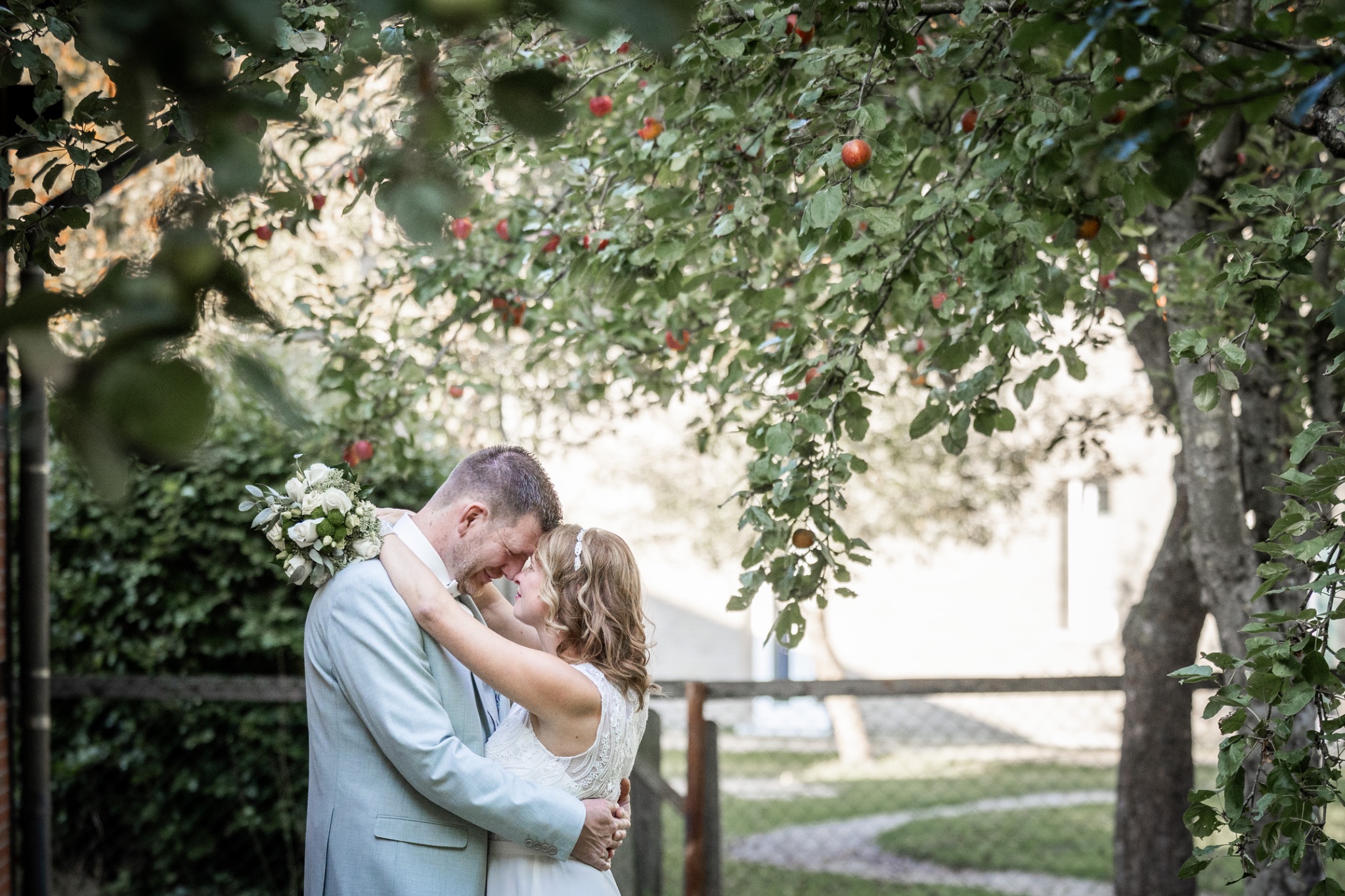 Hochzeitportrait stirn an stirn apfelbaum geschnitten