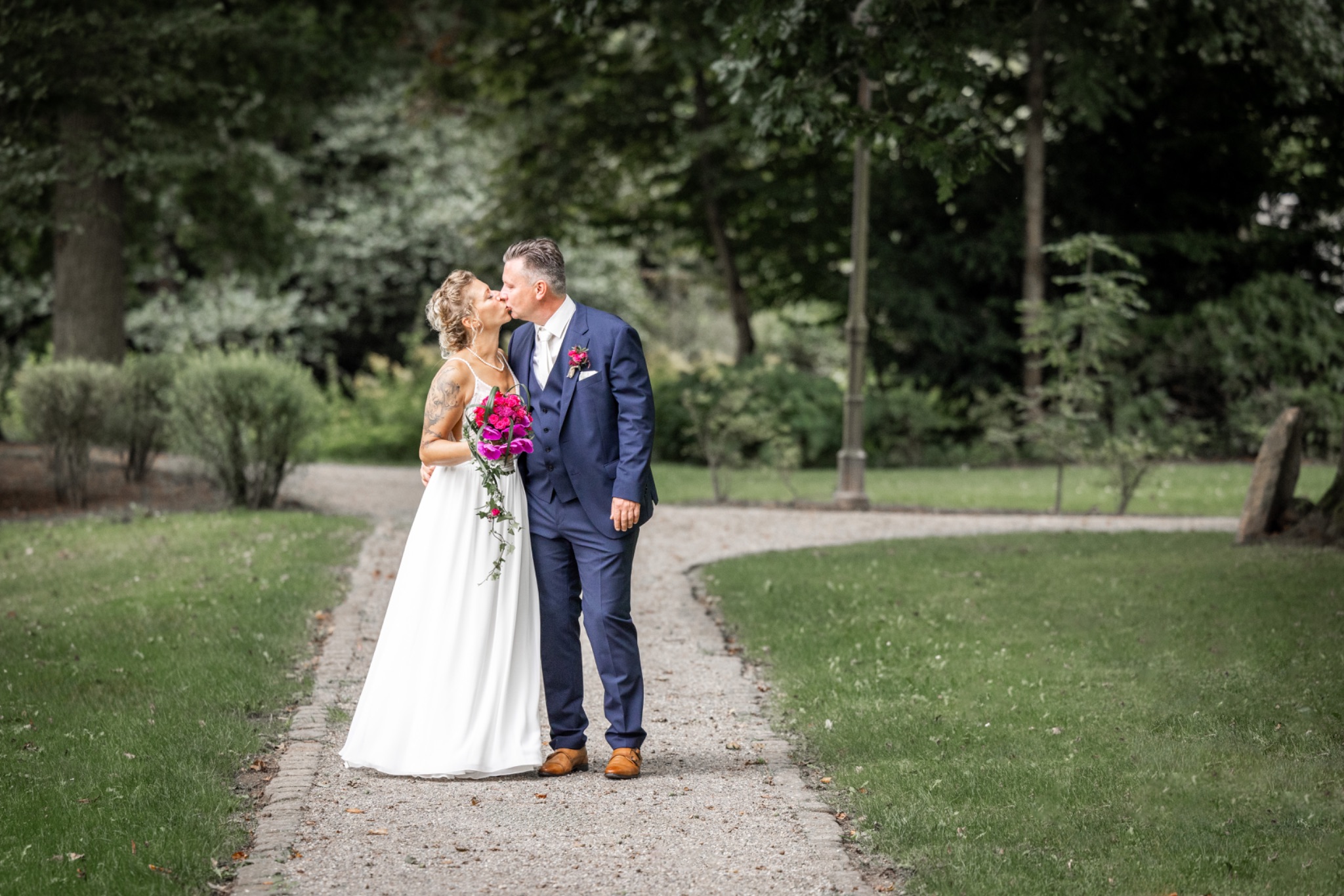 Hochzeitportrait weg kuessen