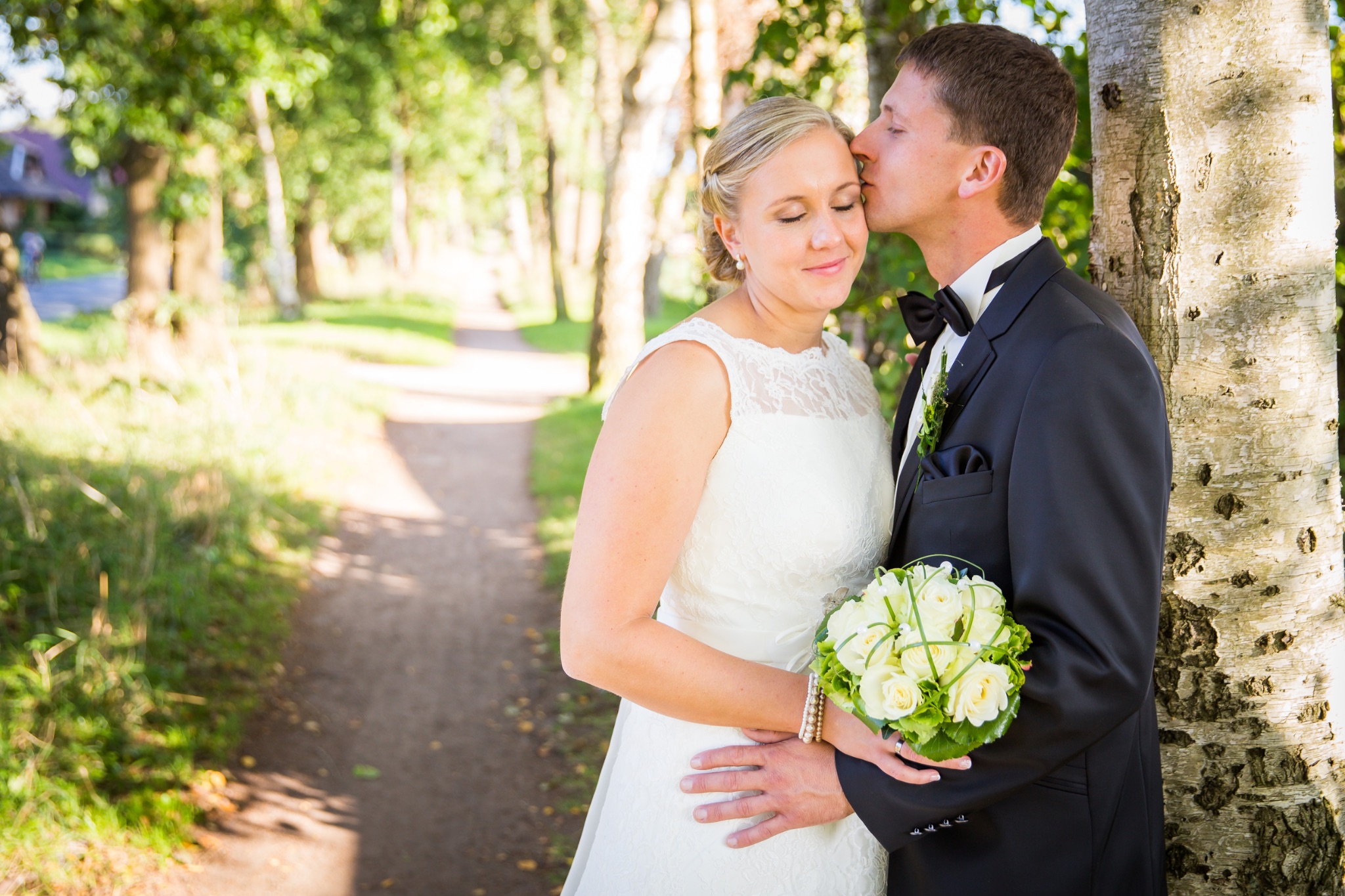 Hochzeitportraits weg kuss auf wange
