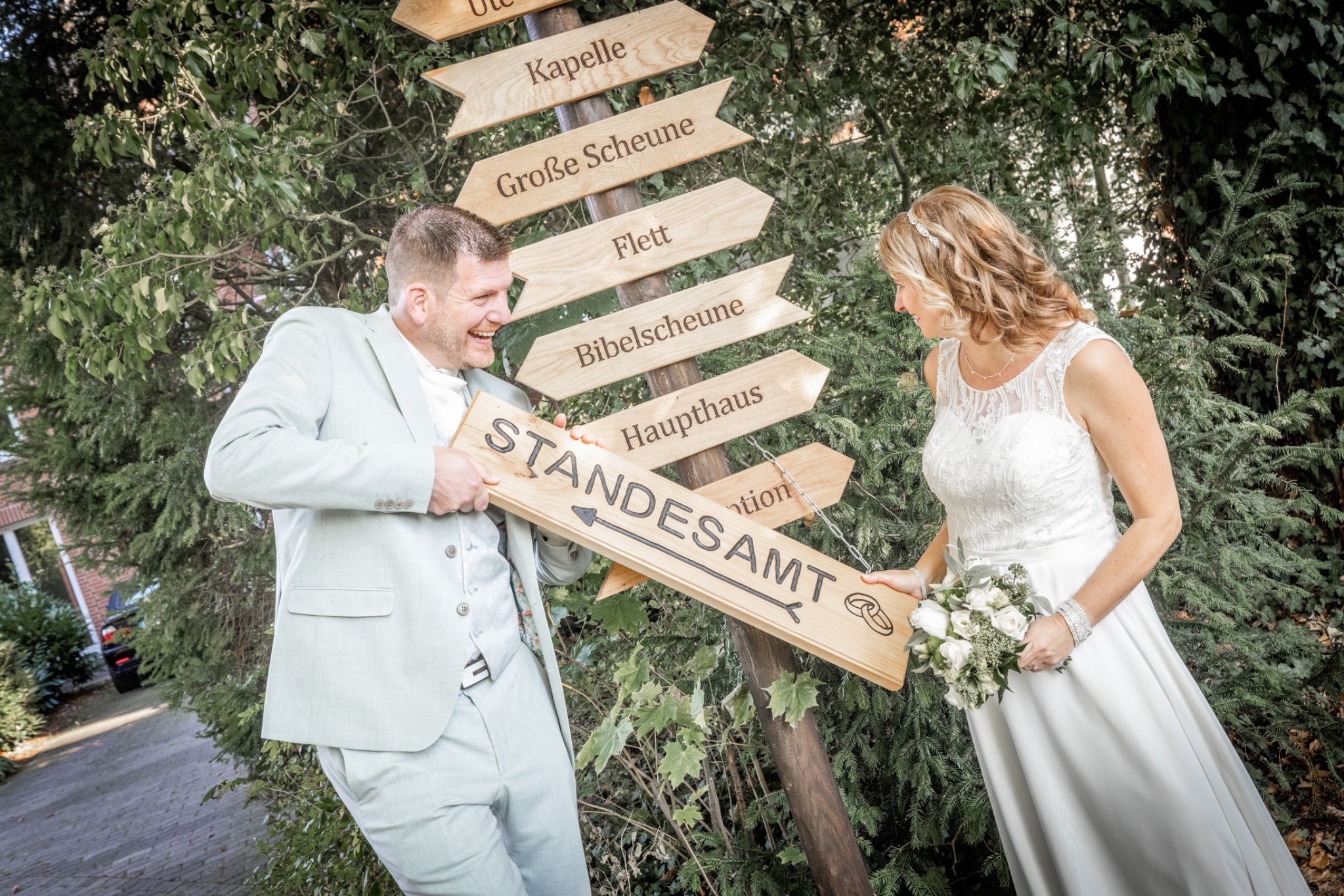 Hochzeitspaar, schild standesamt in der hand