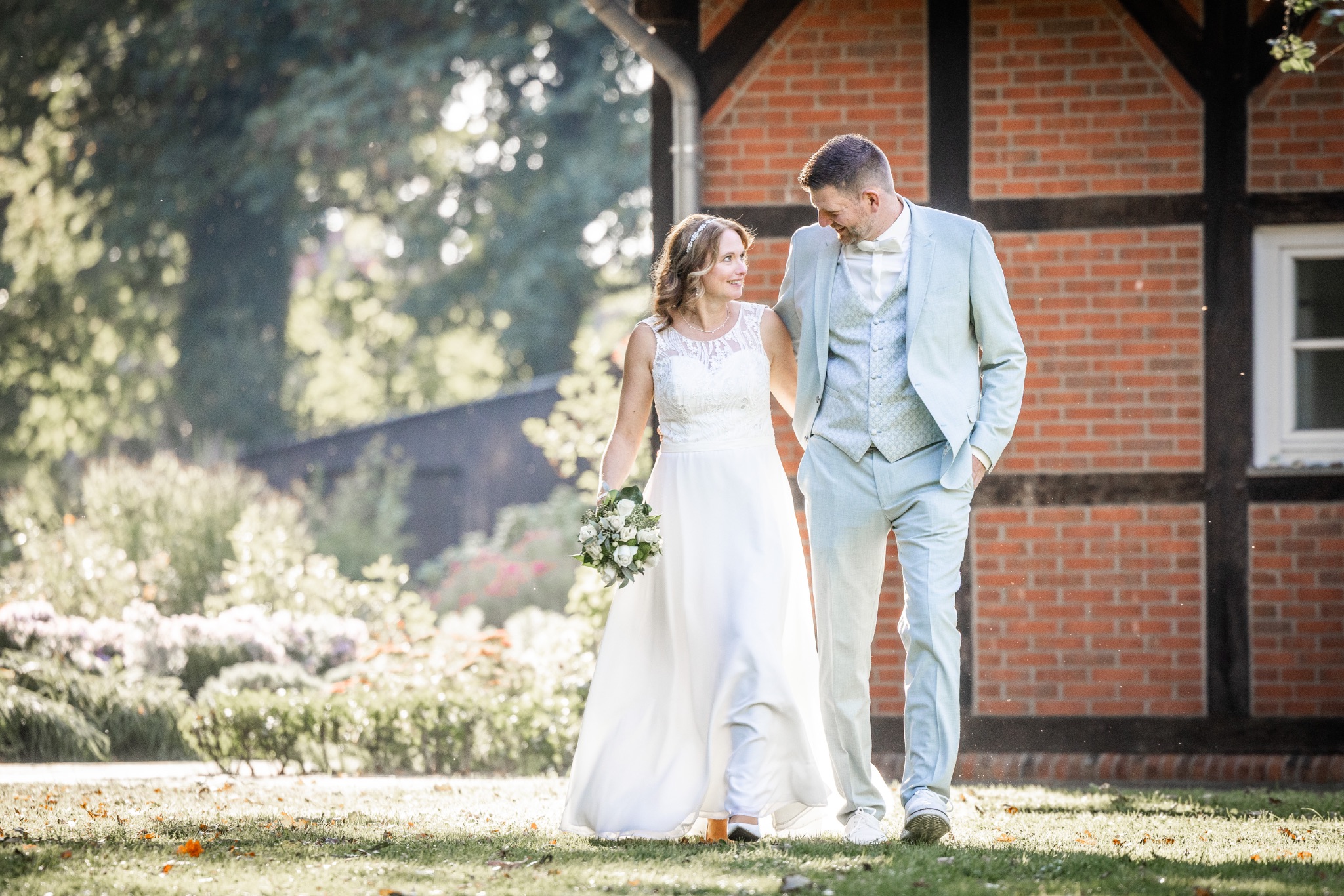 Hochzeitspaar anschauen gehen