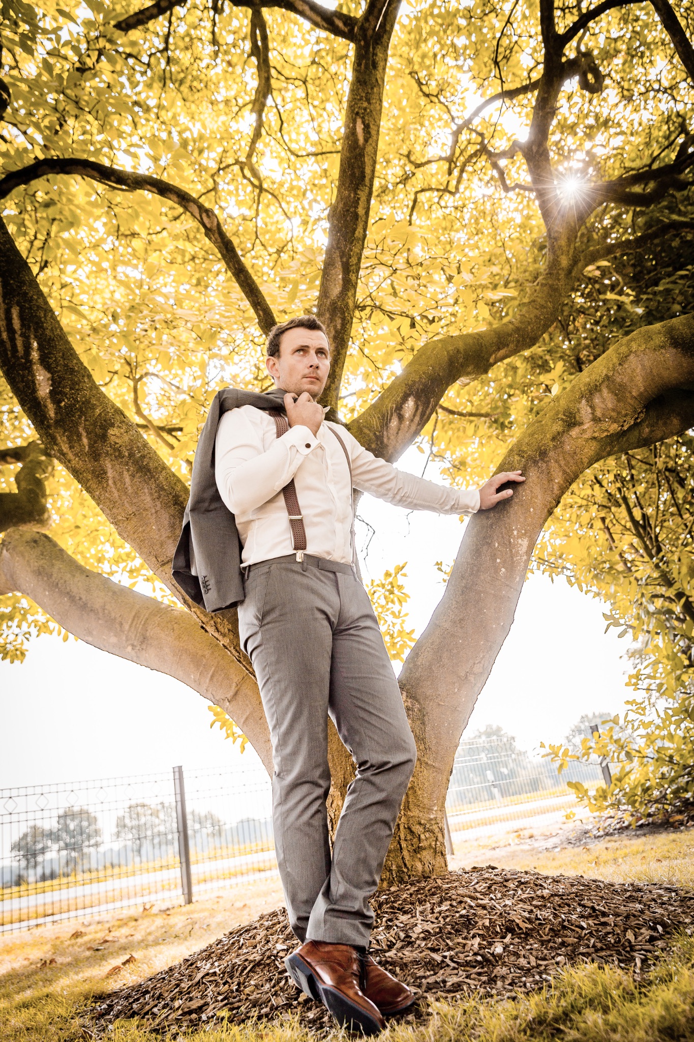 Hochzeitsportrait braeutigram am baum