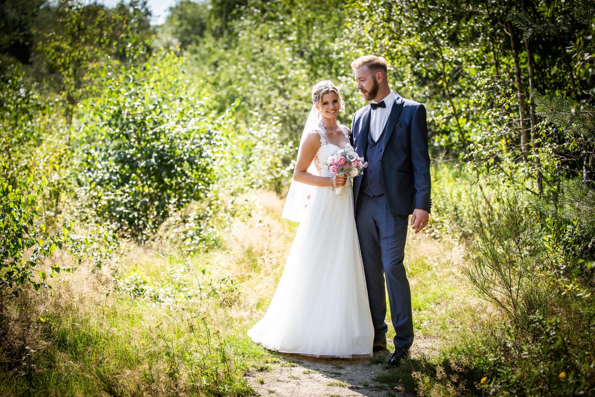 Hochzeitsportrait braeutigram schaut braut an