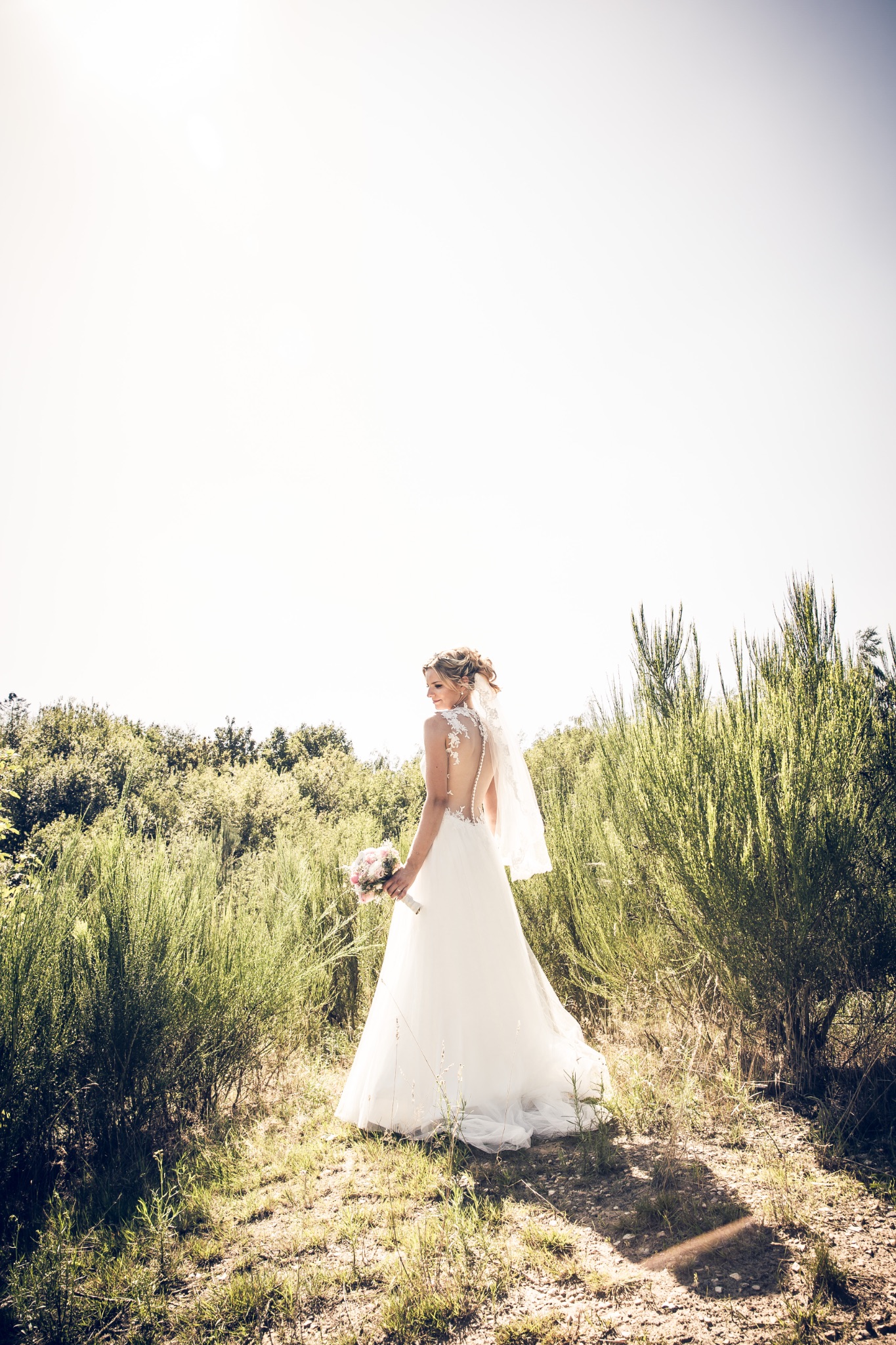 Hochzeitsportrait braut natur schaut links