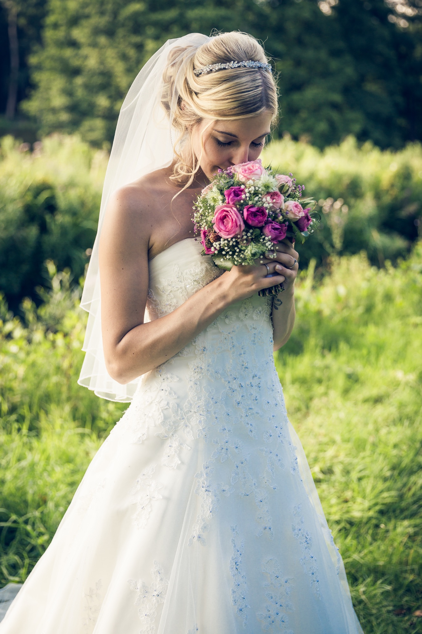 Hochzeitsportrait braut riecht am blumenstrauss