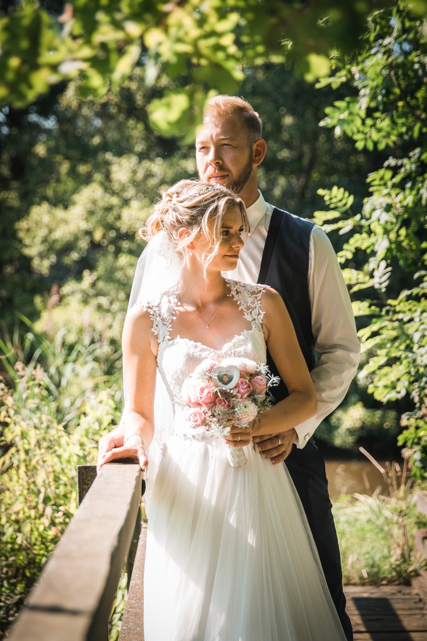 Hochzeitsportrait braut schaut links braeutigram schaut rechts