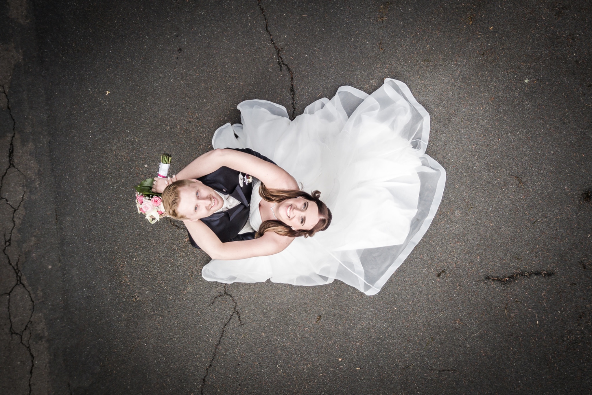Hochzeitsportrait brautpaar auf strasse von oben