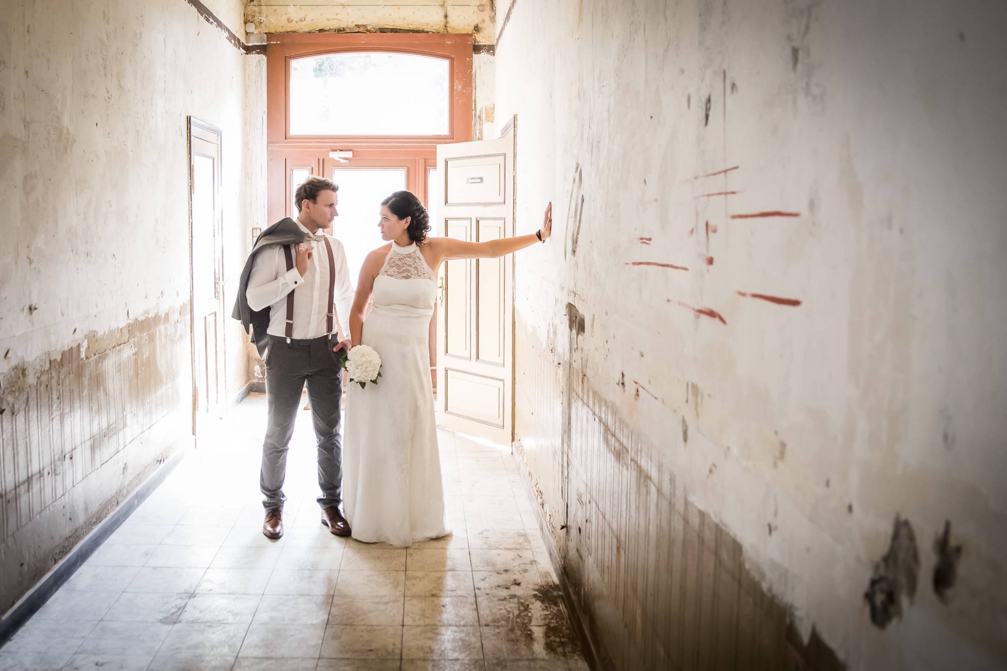 Hochzeitsportrait brautpaar im alten gebaeude