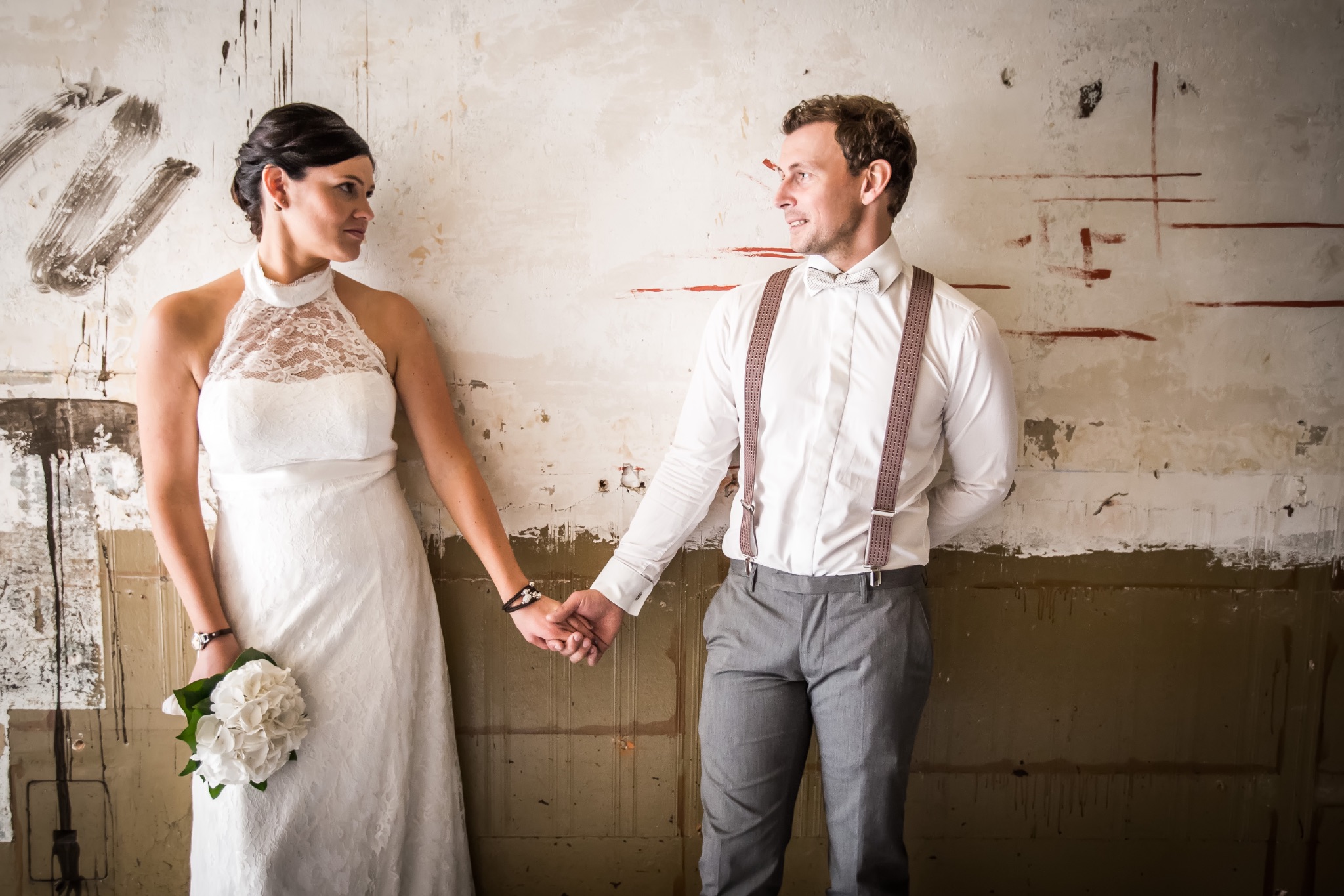 Hochzeitsportrait brautpaar im alten gebaeude schauen sich an