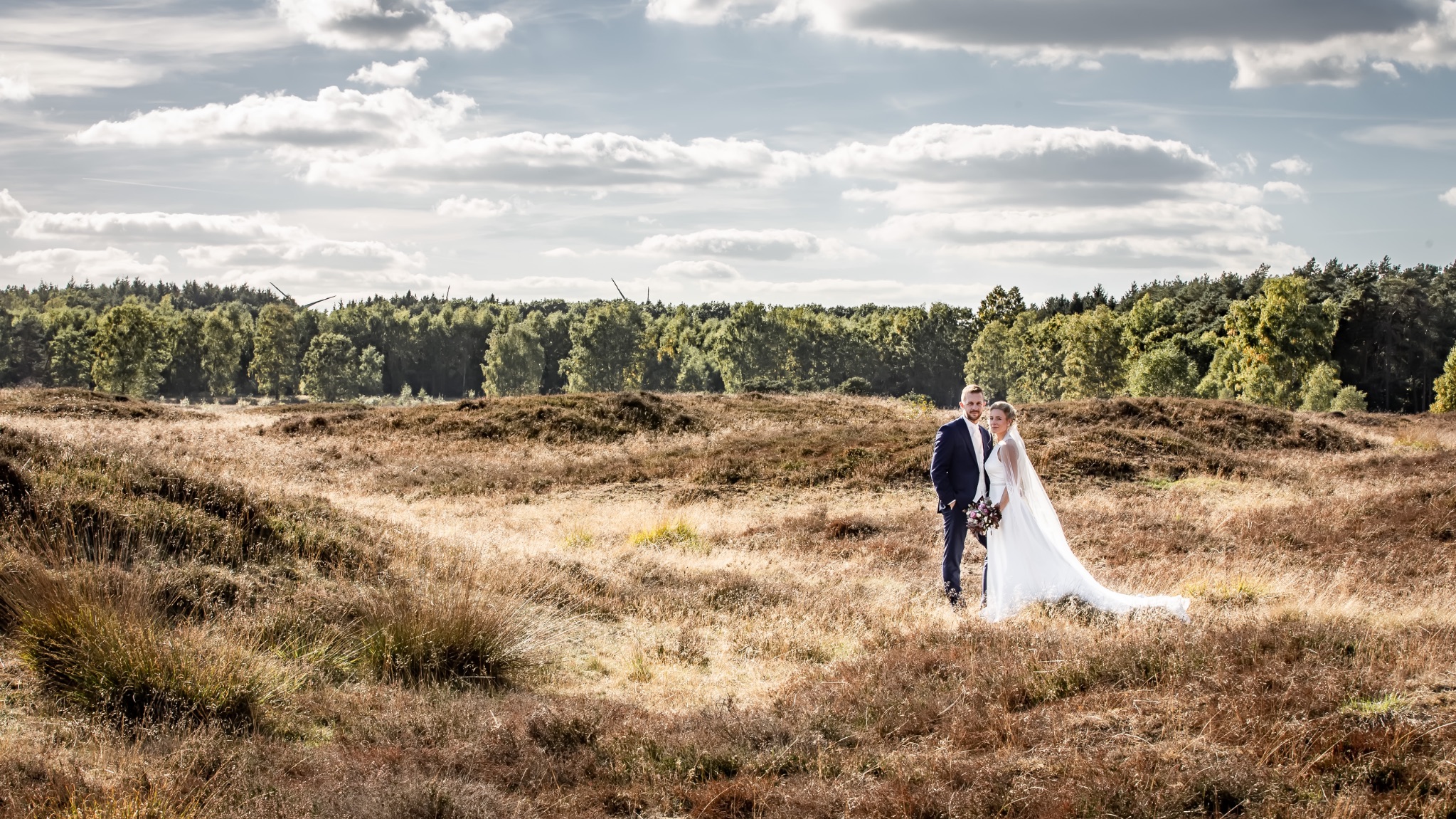 Hochzeitsportrait brautpaar im heidefeld