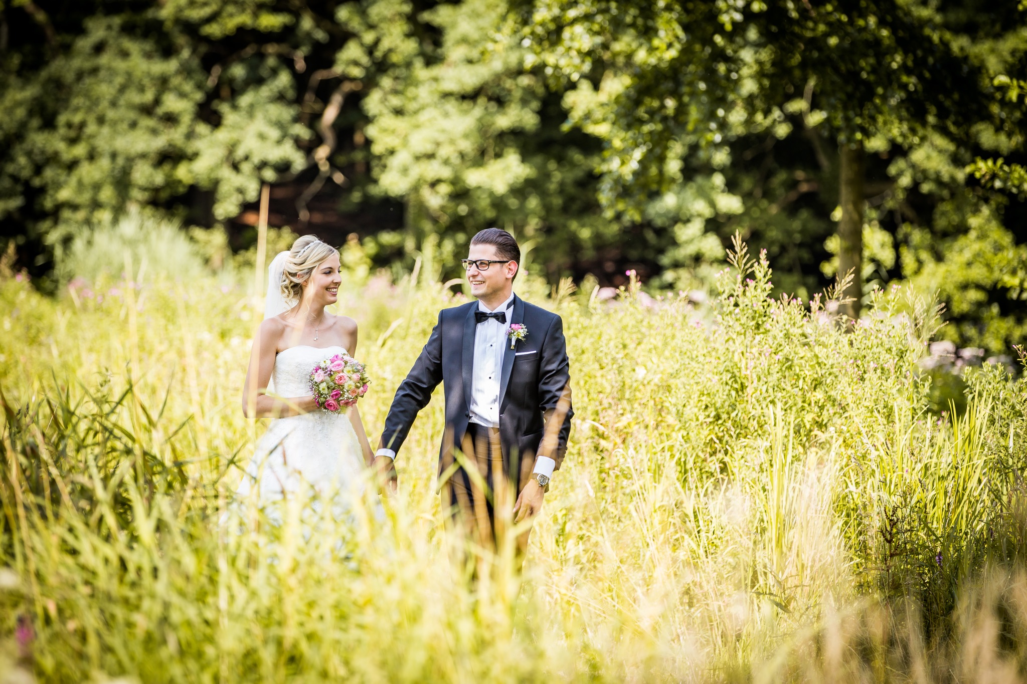 Hochzeitsportrait brautpaar im hohen gras sich anschauend
