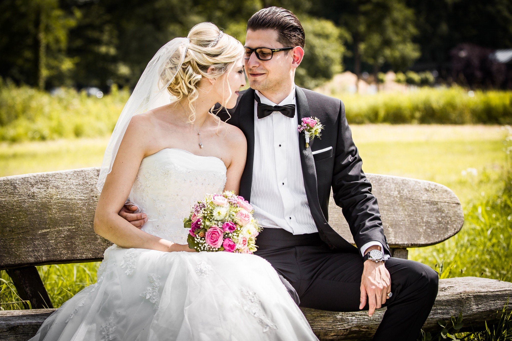 Hochzeitsportrait brautpaar sitzend auf bank