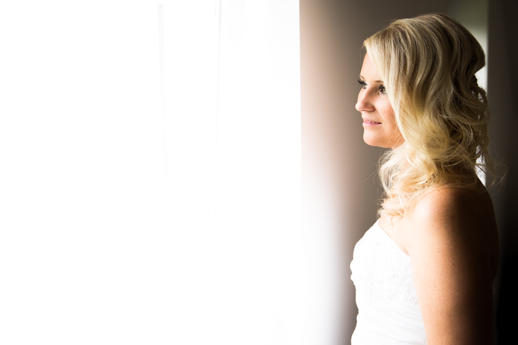 Hochzeitsportrait brautschaut aus dem fenster