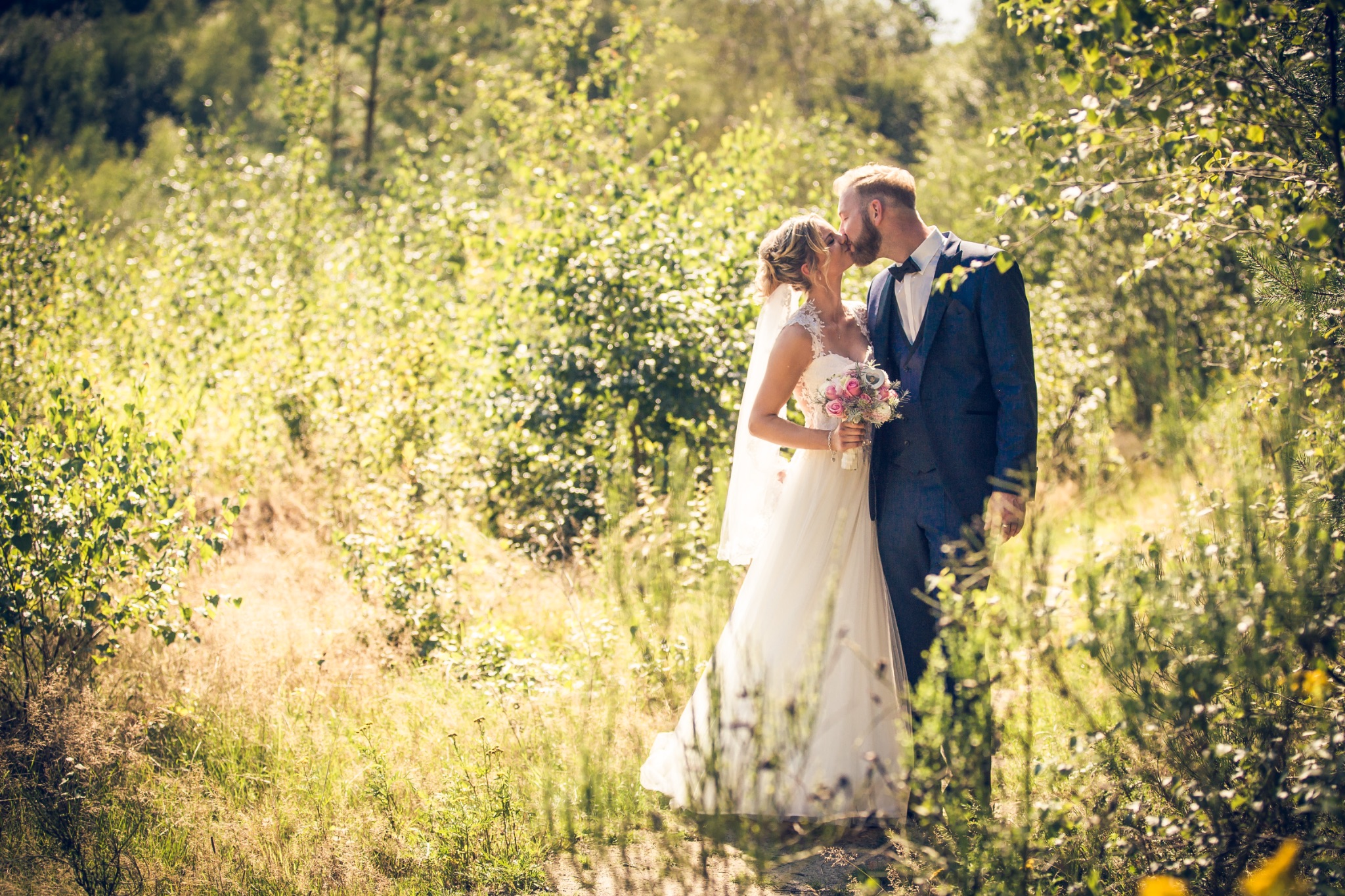Hochzeitsportrait kuessen natur
