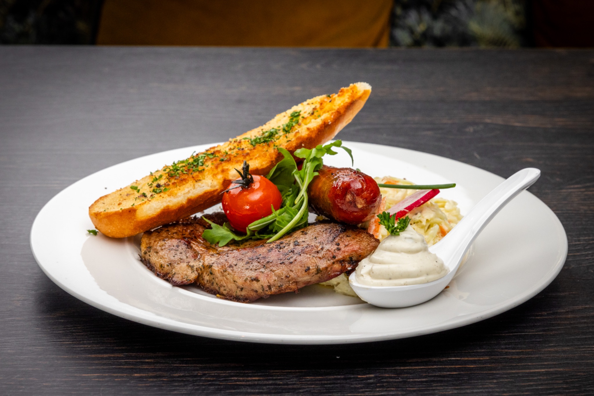 Burgdorfs aioli angerichtet fleisch