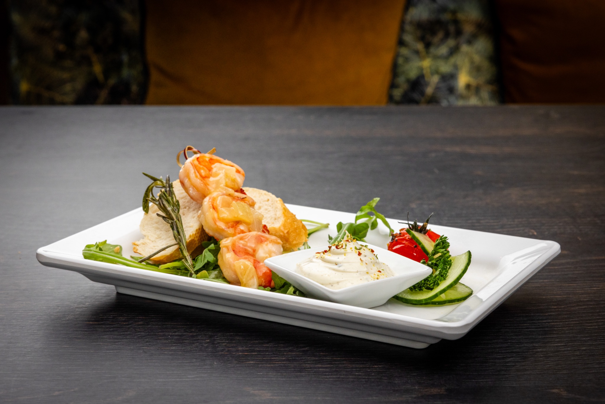 Burgdorfs aioli angerichtet garnelen