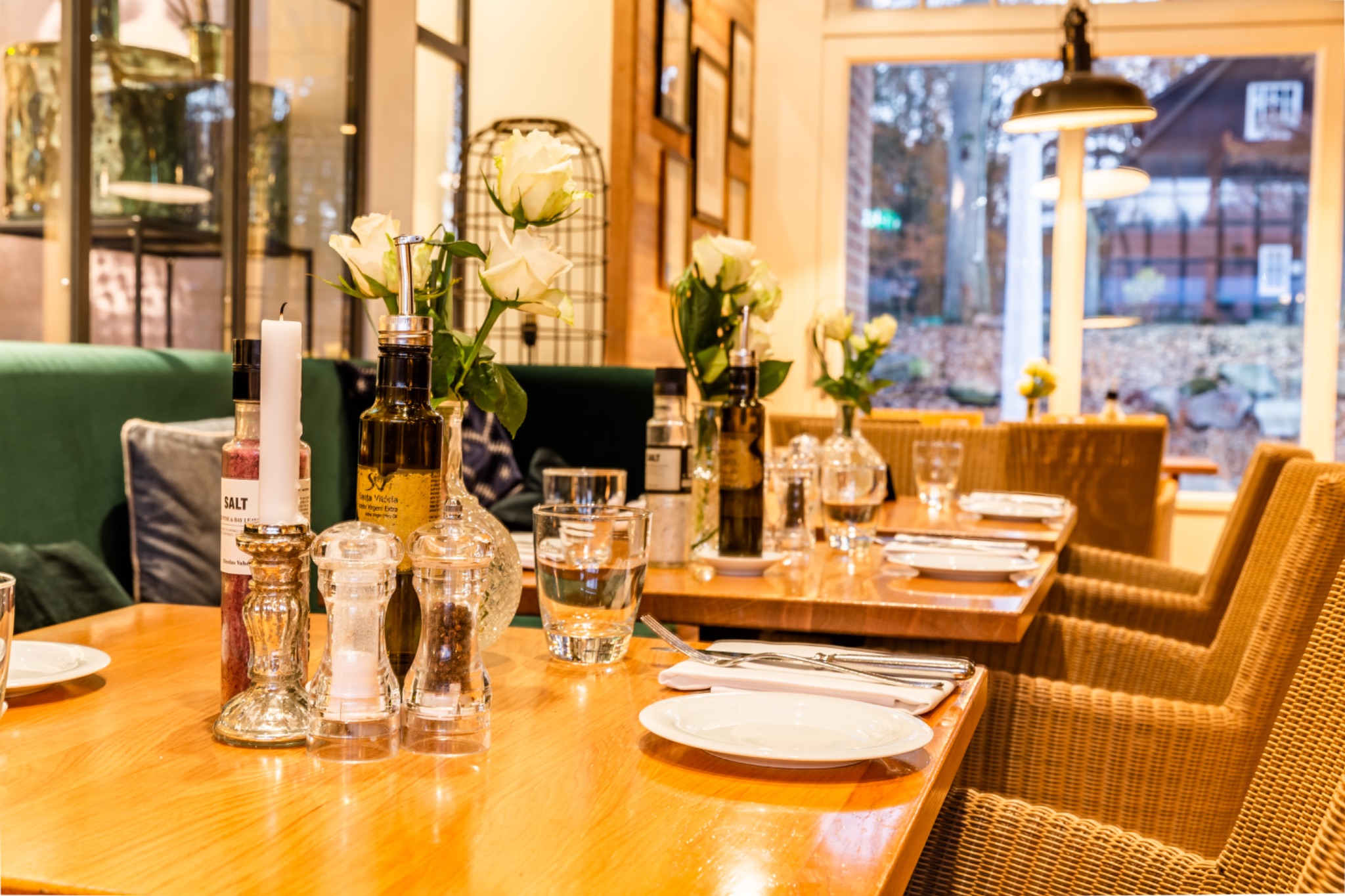 Gut altona restaurant interior. tisch