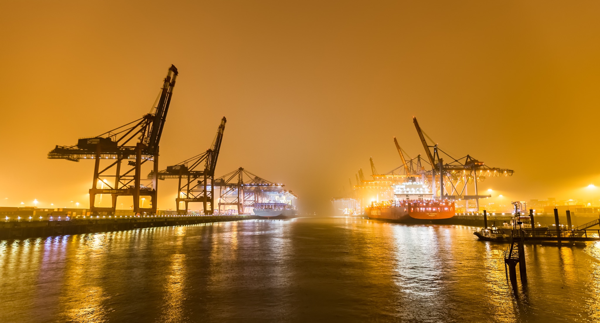 Containerhafen hamburg nebel