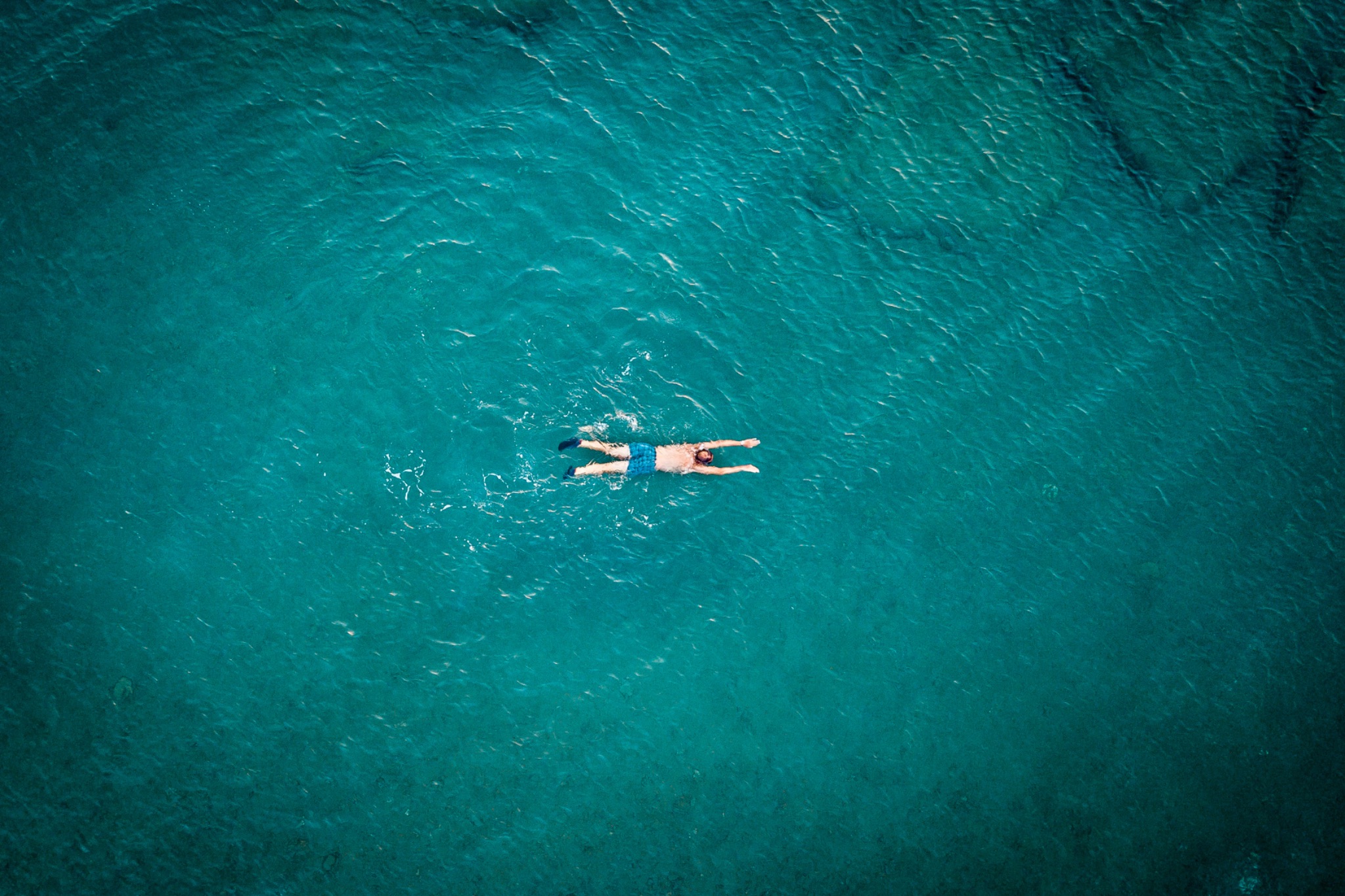 Schwimmer meer von oben luftaufnahme