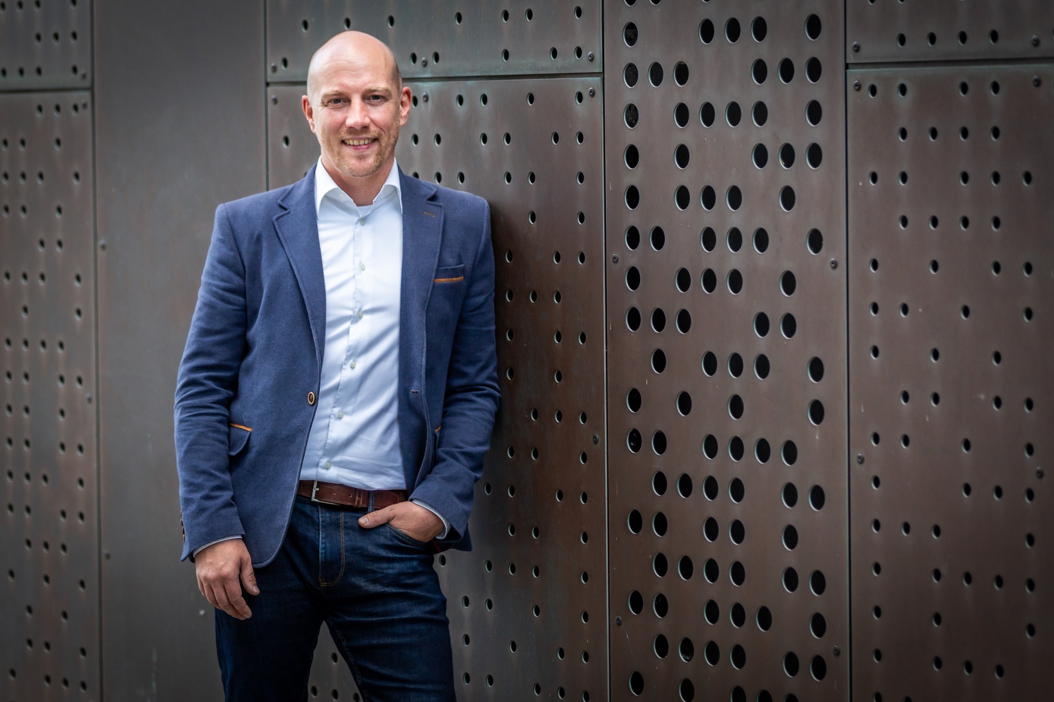 Tammo businessportrait metallwand