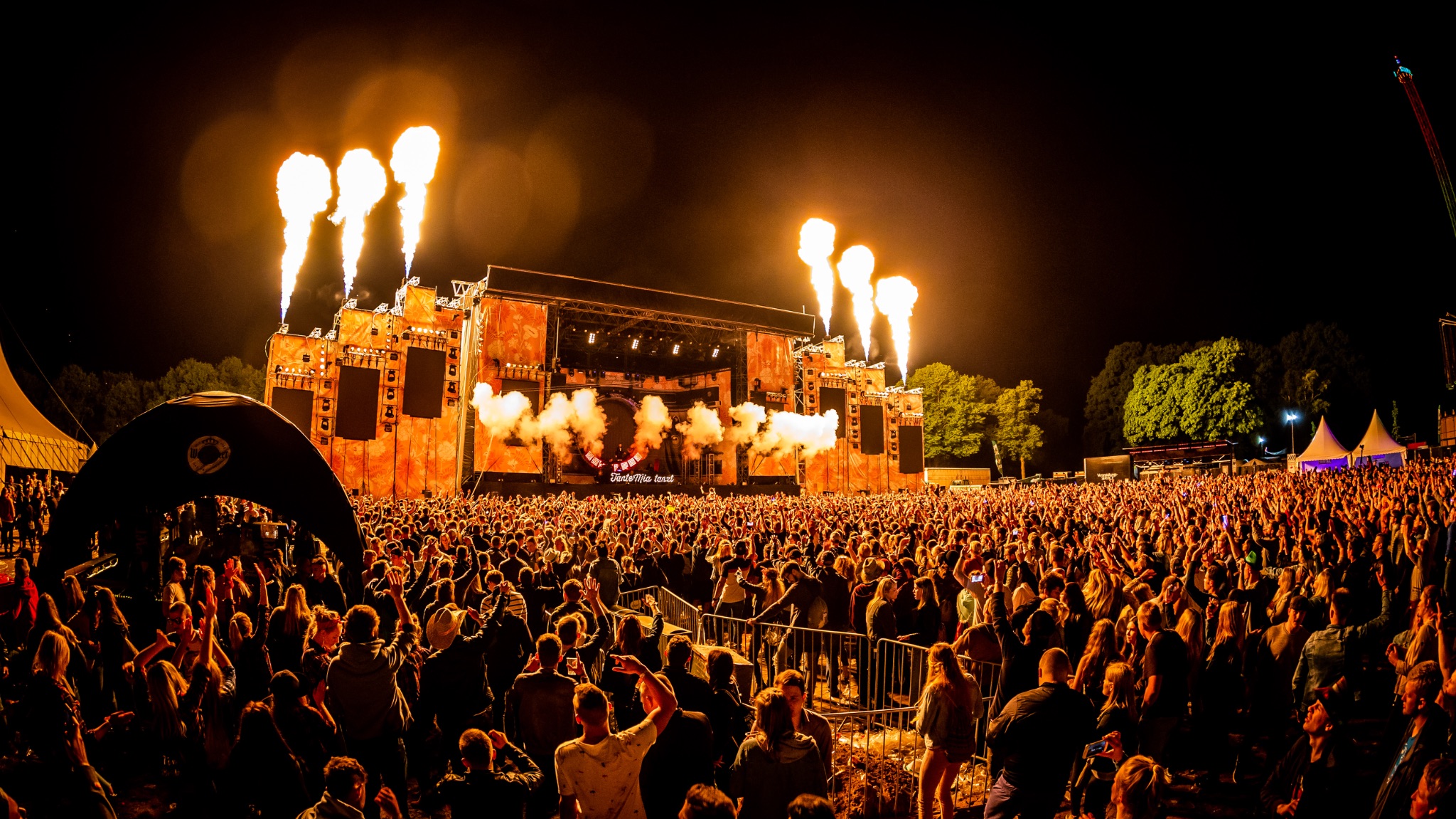 Tante mia tanzt mainstage feuer co2
