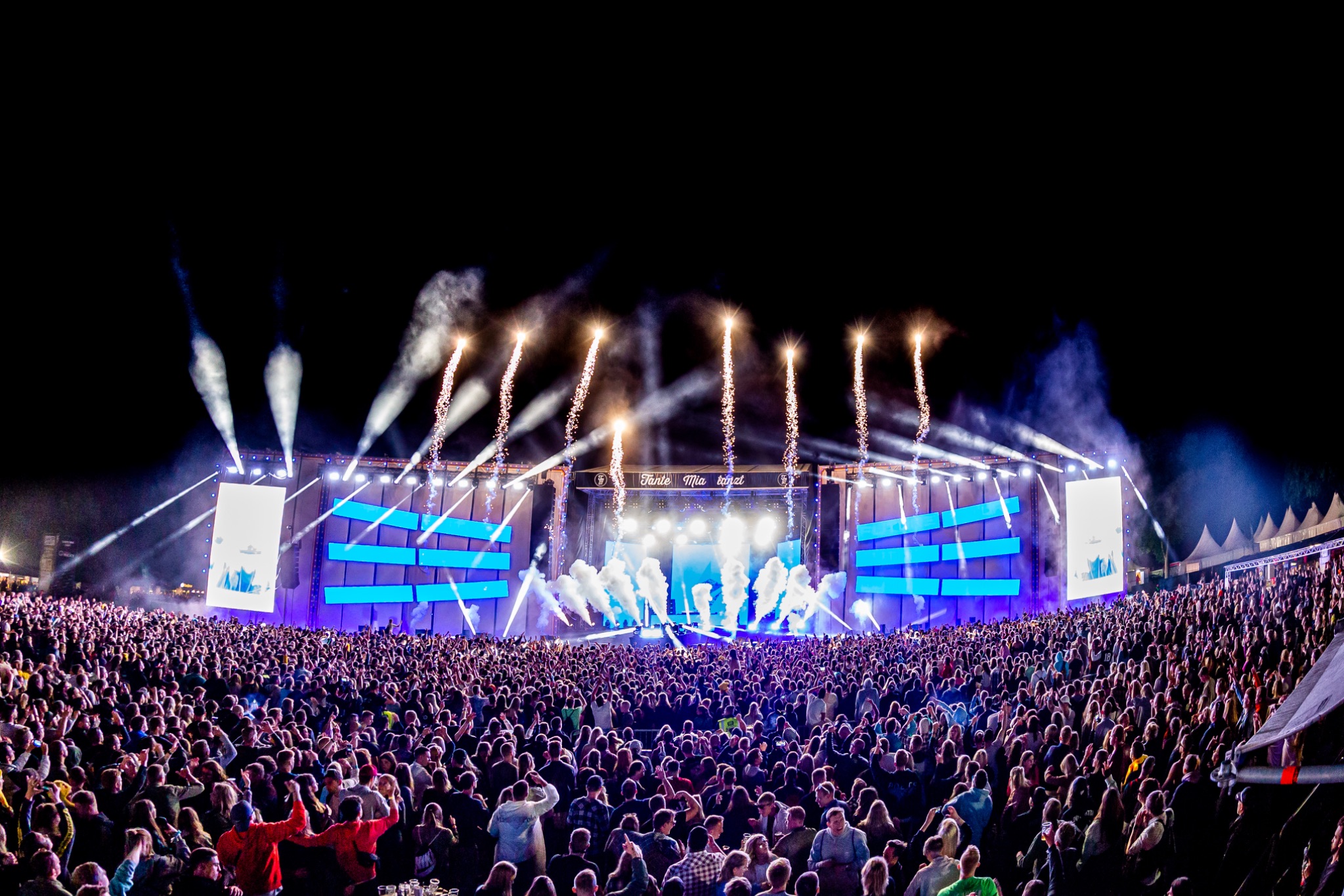 Tante mia tanzt mainstage feuerwerk